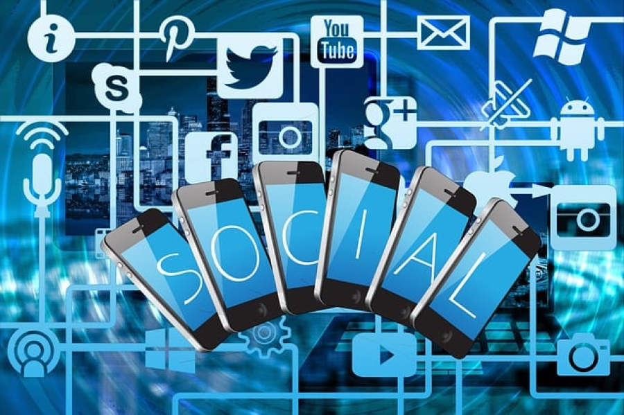 How to Use AI for Social Media Marketing & Management